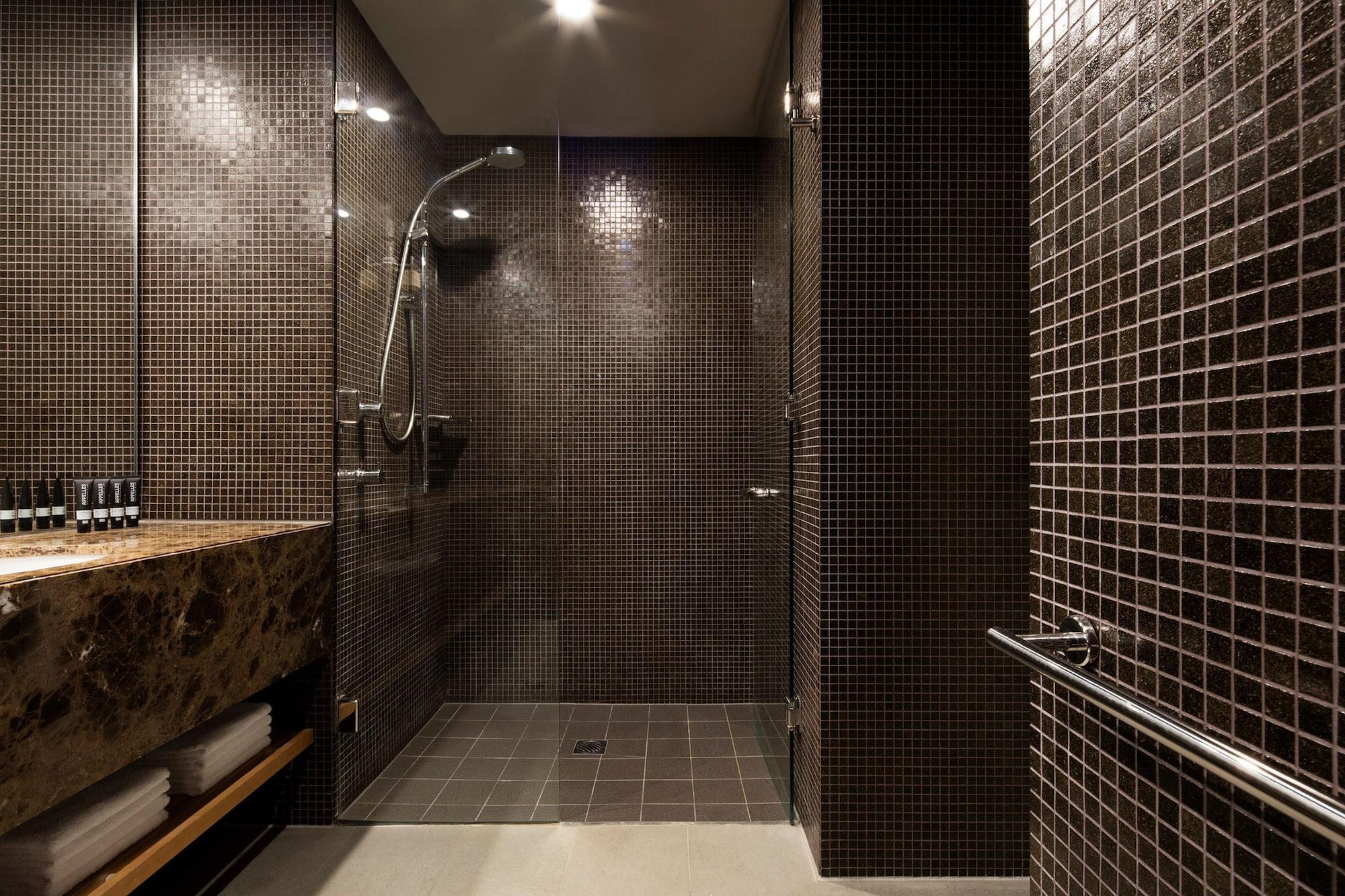 ホテル レルム キャンベラ エクステリア 写真 A shower