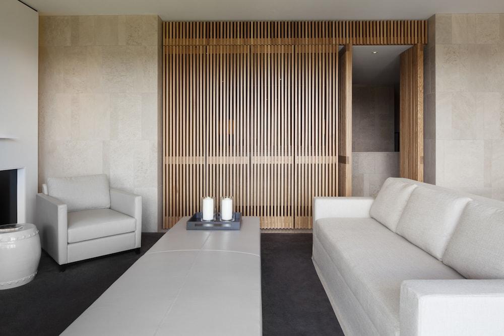 ホテル レルム キャンベラ エクステリア 写真 Interior of a suite at the Mandarin Oriental, Munich