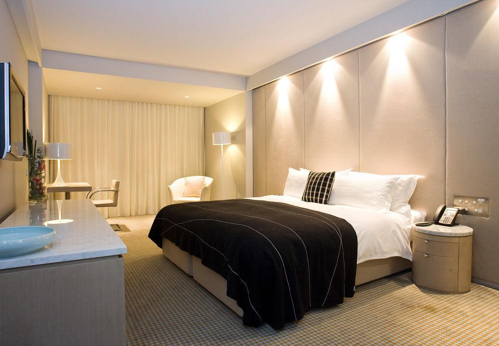ホテル レルム キャンベラ エクステリア 写真 A bedroom at the Mandarin Oriental, Munich