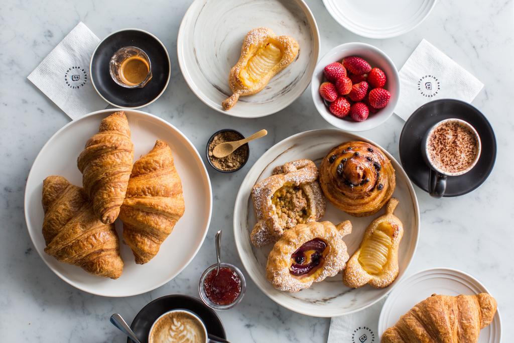 ホテル レルム キャンベラ エクステリア 写真 Croissants and other pastries