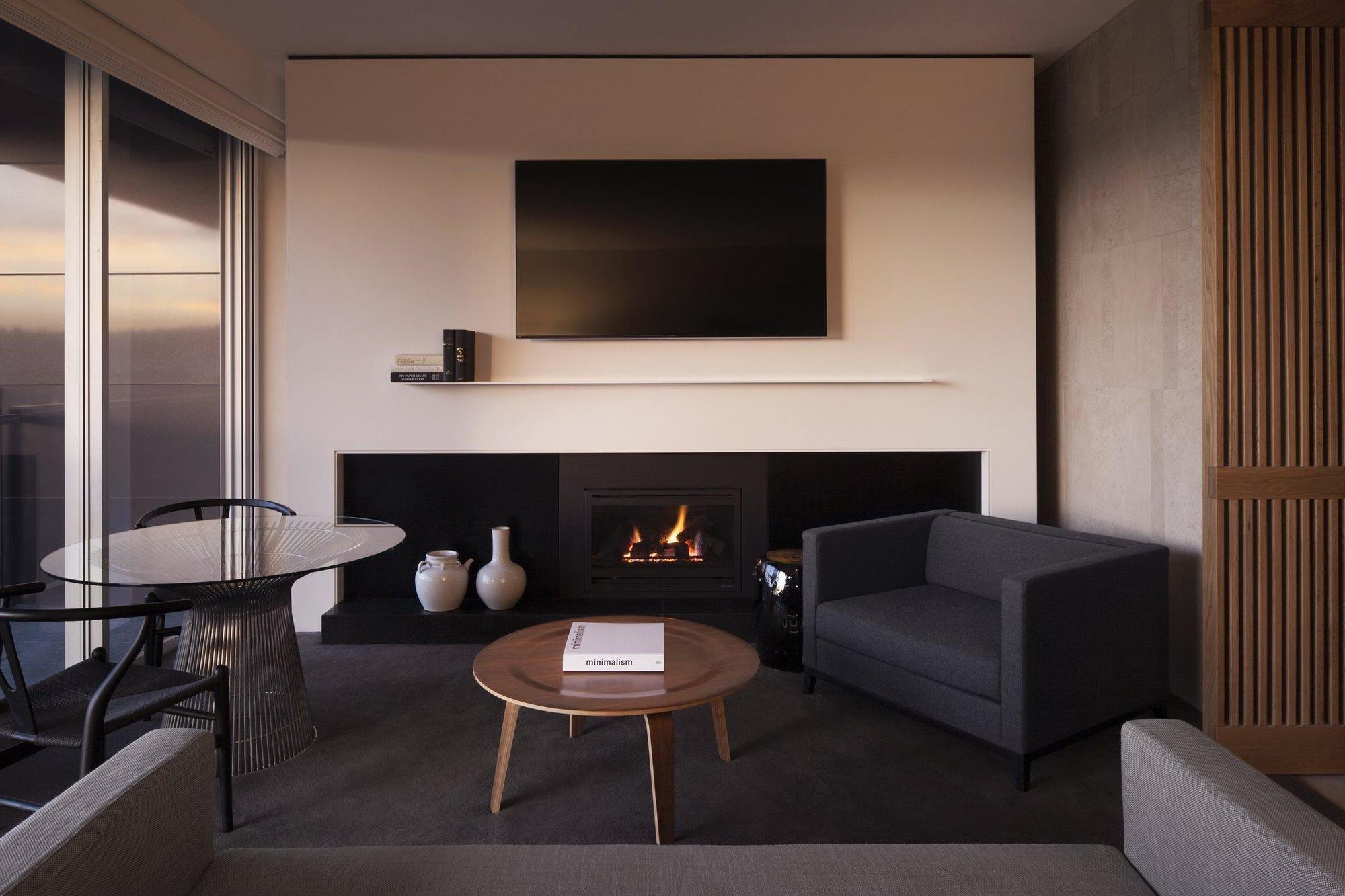 ホテル レルム キャンベラ エクステリア 写真 A living room with a fireplace