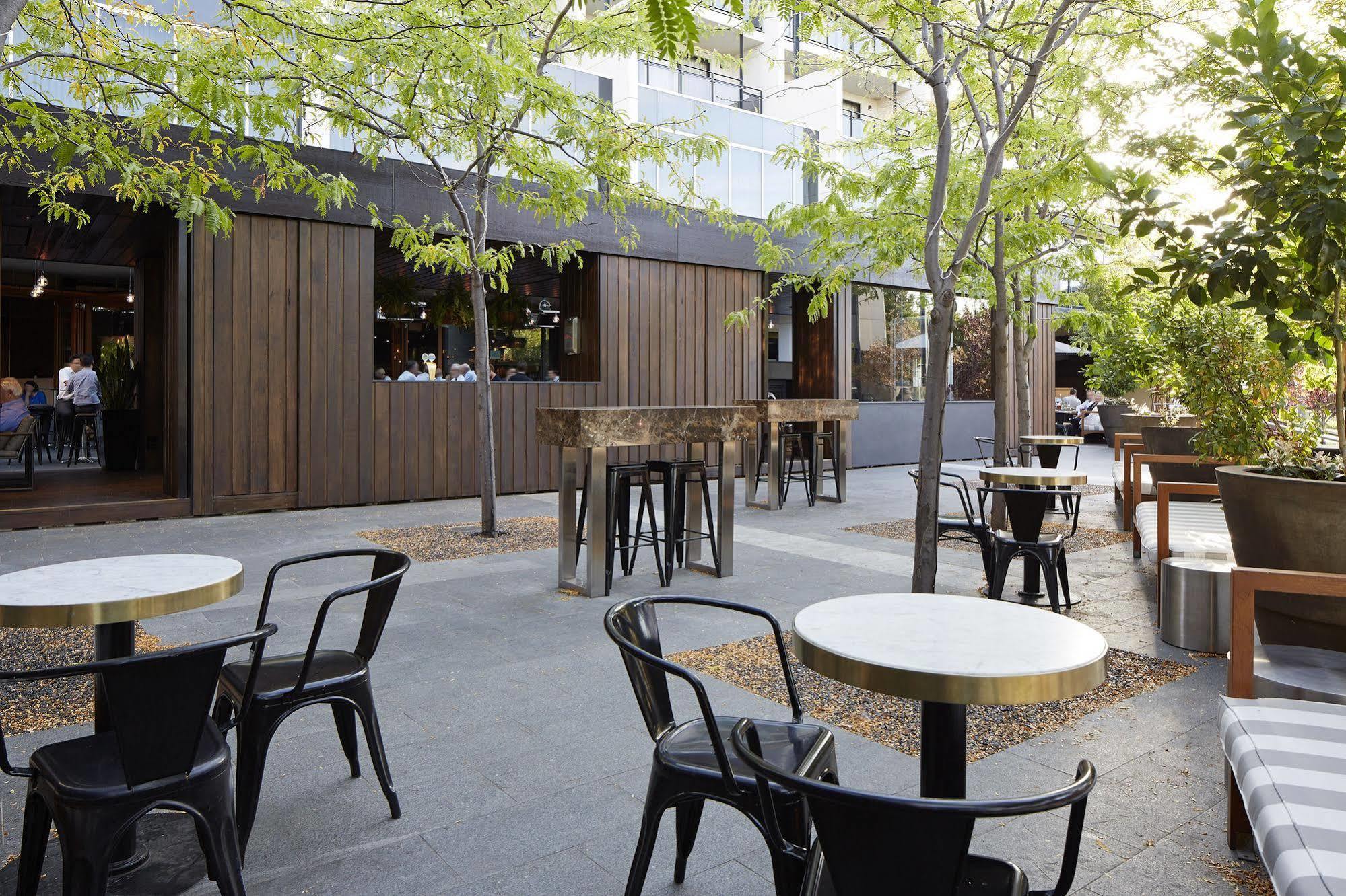 ホテル レルム キャンベラ エクステリア 写真 The courtyard at the restaurant