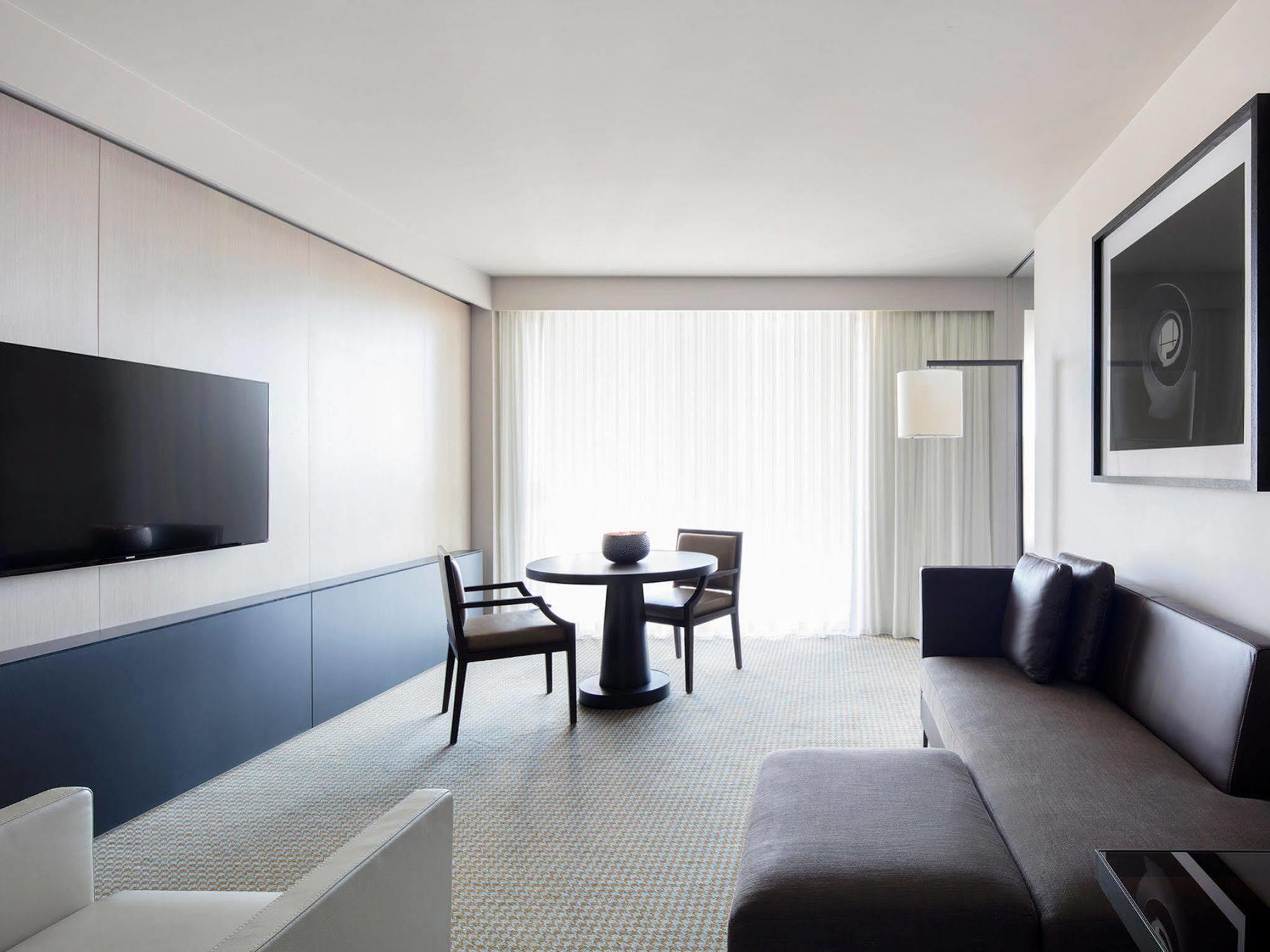 ホテル レルム キャンベラ エクステリア 写真 A room at the hotel