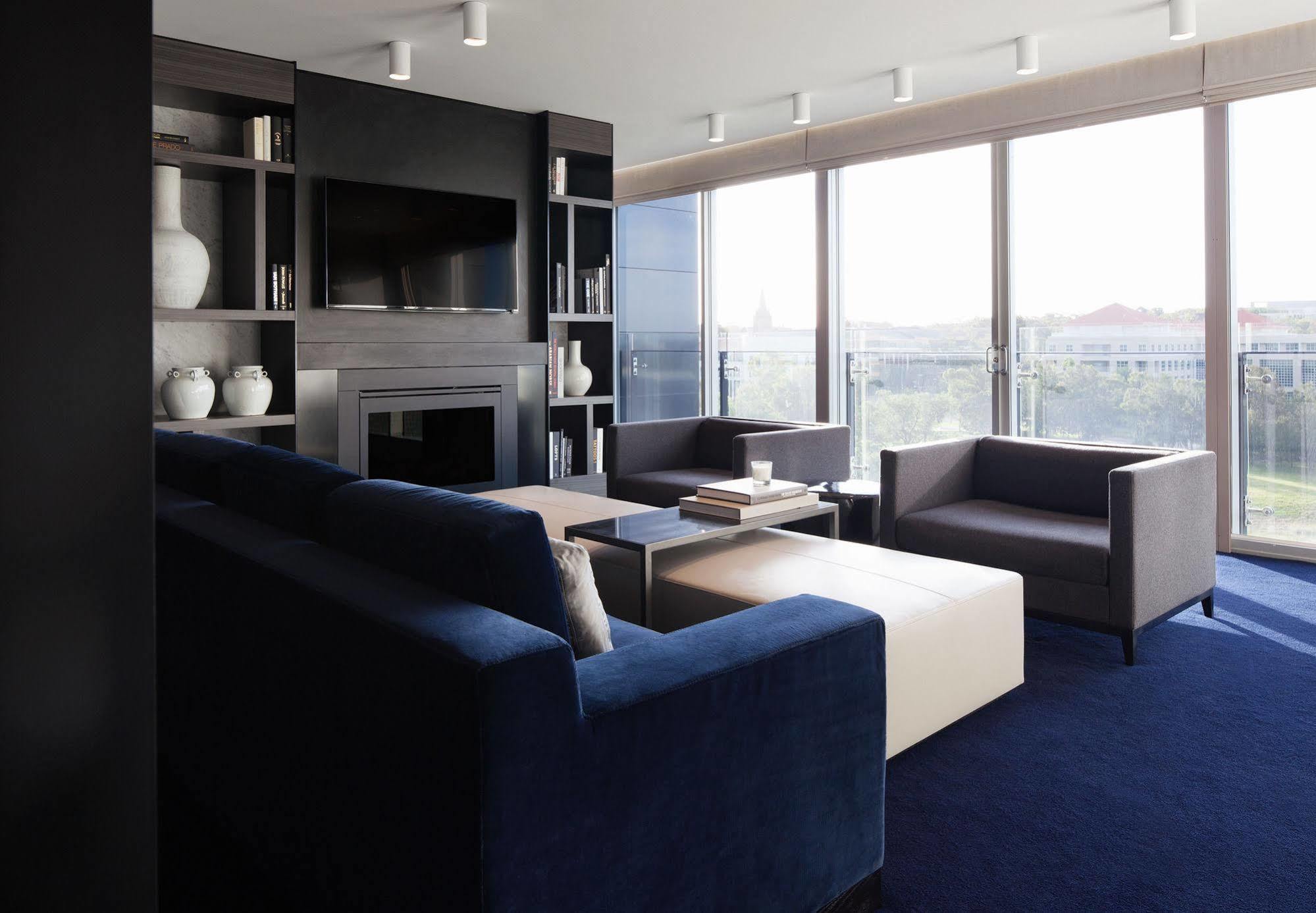 ホテル レルム キャンベラ エクステリア 写真 The interior of the 2010 presidential suite